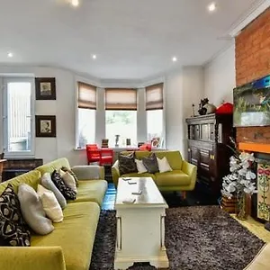 Guest house Quirky 4 Bedroom With Terrace